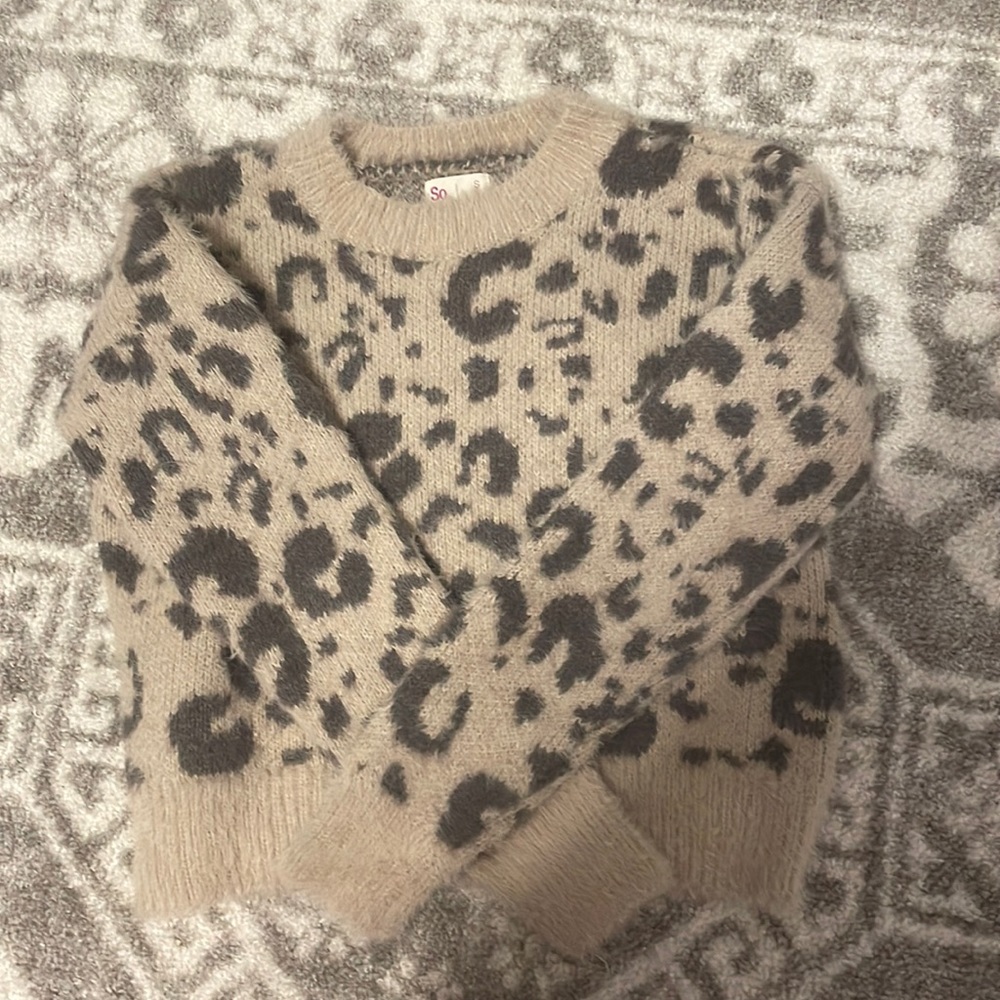The brand is SO and is a size small in Girls. Its light brown/tan wth dark spots